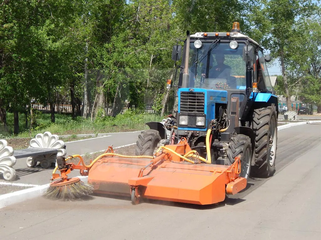 Купить Передняя щетка c бункером ЩФС 2.0 Г (ГУ) сис. увлж. на 500 л и другое навесное оборудование для МТЗ по низкой цене и на выгодных условиях от компании РостТехМаш!