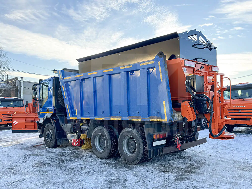 Купить КДМ на базе самосвала IVECO и другую технику, низкие цены и выгодные условия от компании РостТехМаш!
